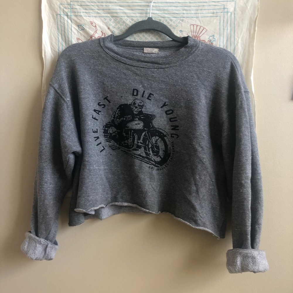 crop top sweater “live fast die young”